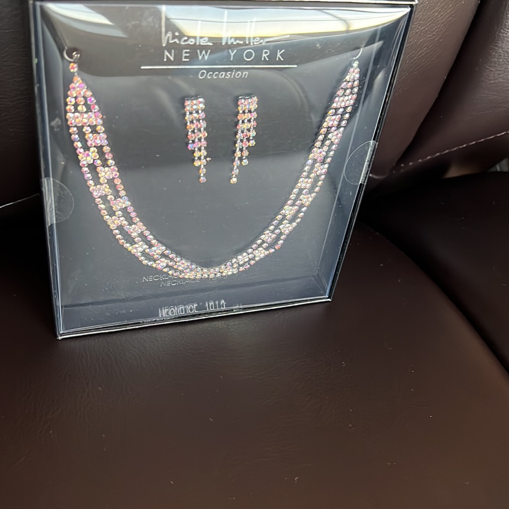 Nicole Miller Necklace And Earring Set 25$